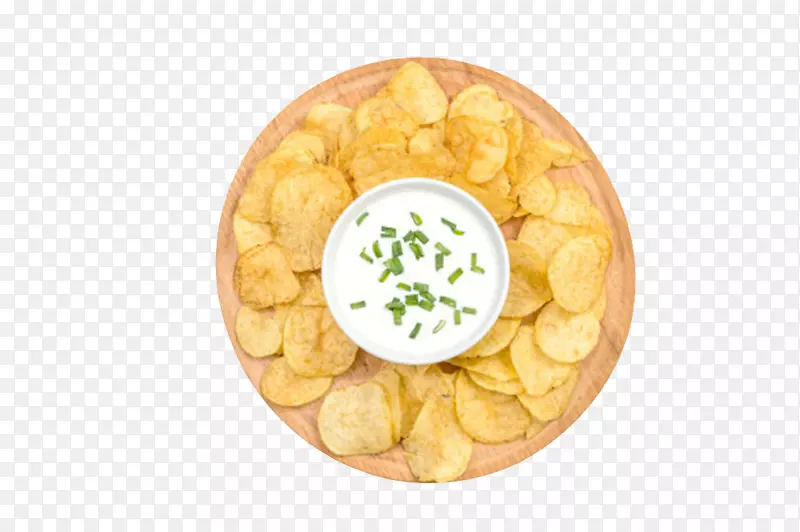 碟子里的薯片和一碗牛奶实物