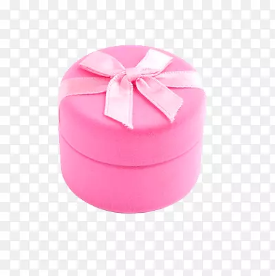 一个粉色的戒指盒子