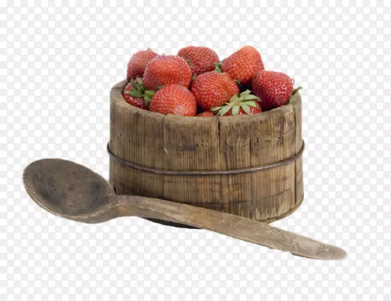木汤勺和装满红色草莓的木桶