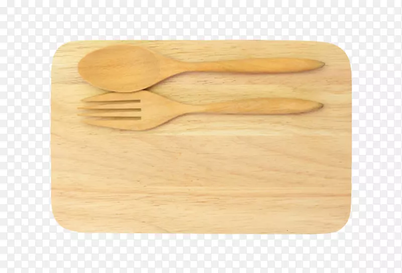 木质砧板上的叉子和木汤勺实物