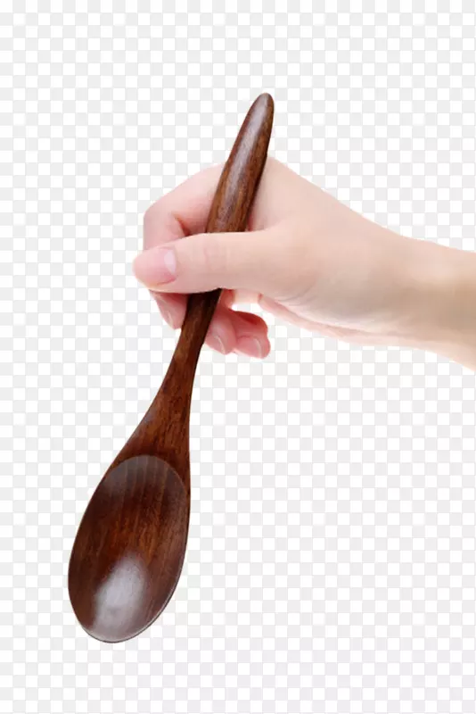 手拿着棕色的木汤勺实物