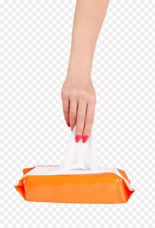 用手去拿橙色塑料包装的湿纸巾