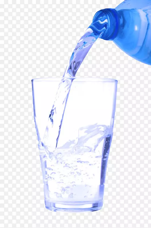 透明解渴倒到水杯里的塑料瓶饮用