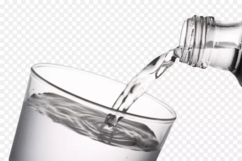 透明解渴倒出到玻璃杯的塑料瓶饮