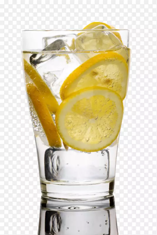 透明玻璃杯里的柠檬苏打气泡水实