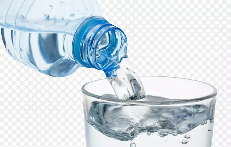 透明解渴到在玻璃杯上的塑料瓶饮