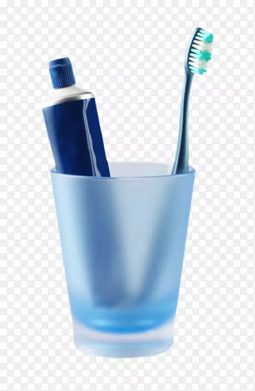 蓝色塑料杯子里的牙膏和牙刷
