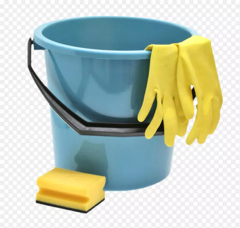 放在蓝色水桶上的黄色手套和旁边