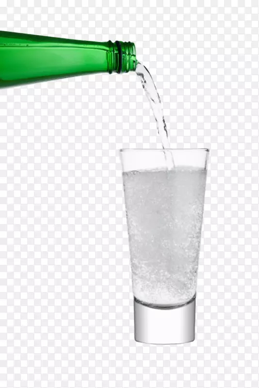 从绿色玻璃瓶倒出来的苏打气泡水