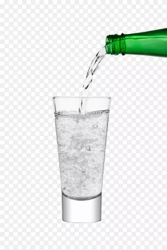 绿色玻璃瓶里倒出的苏打气泡水实