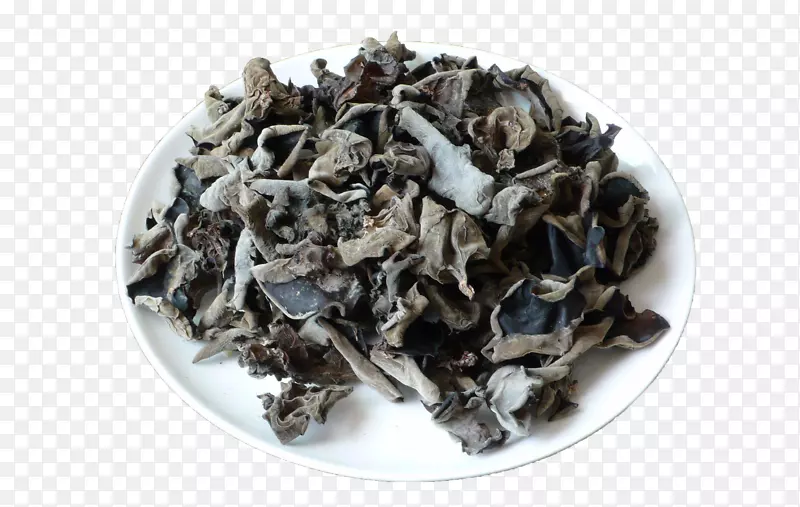 白色盘子里的黑色东北干木耳实拍