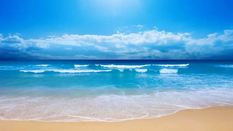 蓝色的天空与纯净的沙滩