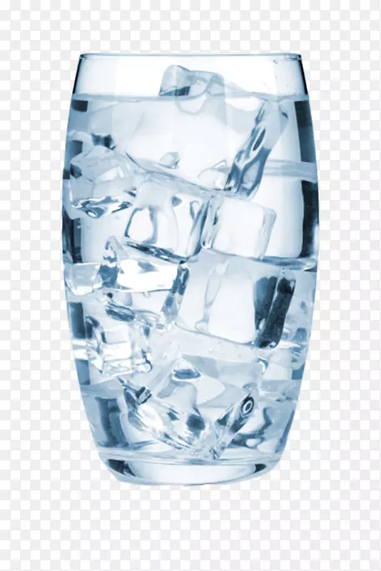 透明玻璃杯里的苏打气泡水加冰实