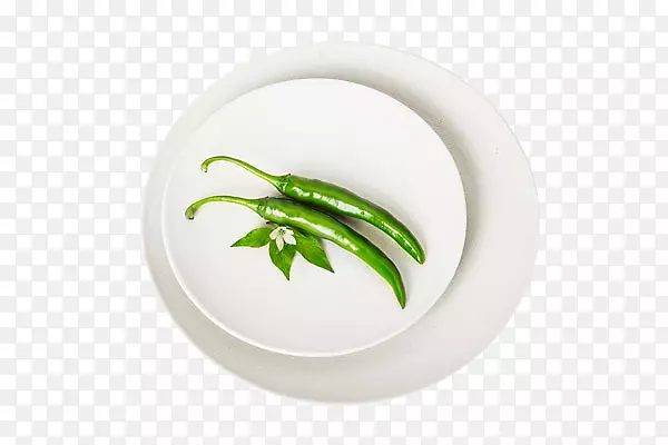 白色餐盘上的青辣椒