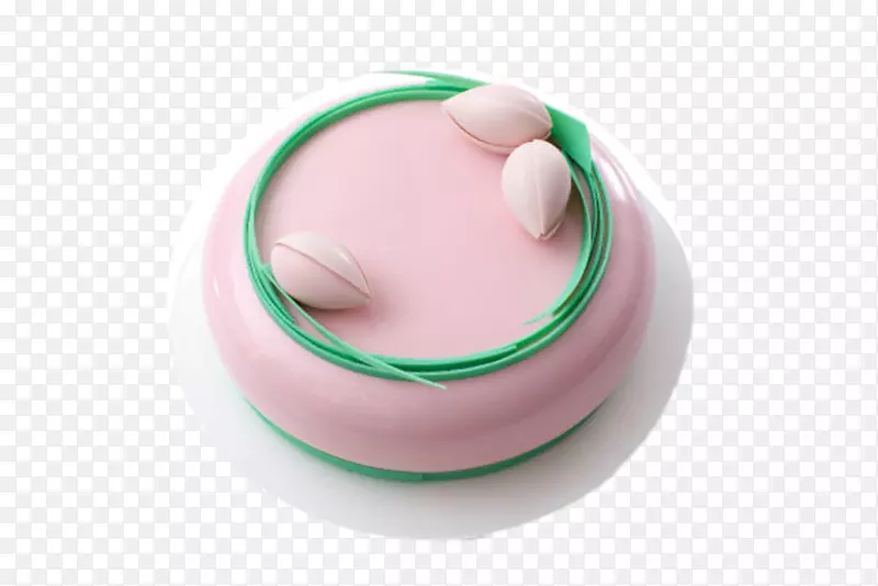 白色碟子里的粉红色奶油蛋糕