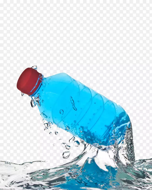 蓝色解渴从水中拿起的一瓶饮料实