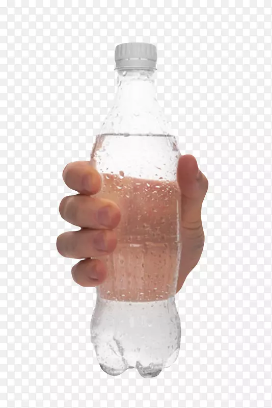 透明解渴手拿着冷藏的一瓶饮料实