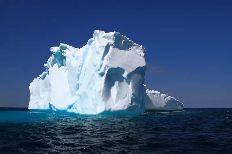 巨大漂浮的冰块冰山