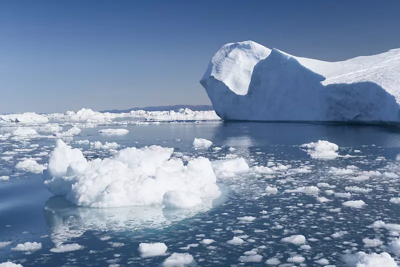 海洋里漂浮的冰山冰块