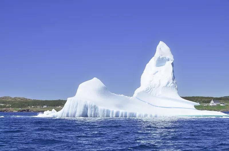 漂浮的冰山冰块摄影图