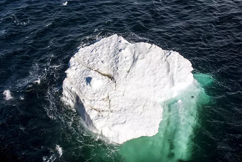 海洋里漂浮的冰块