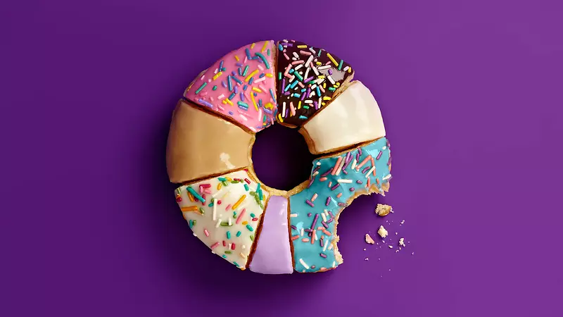 紫色背景好吃的甜甜圈