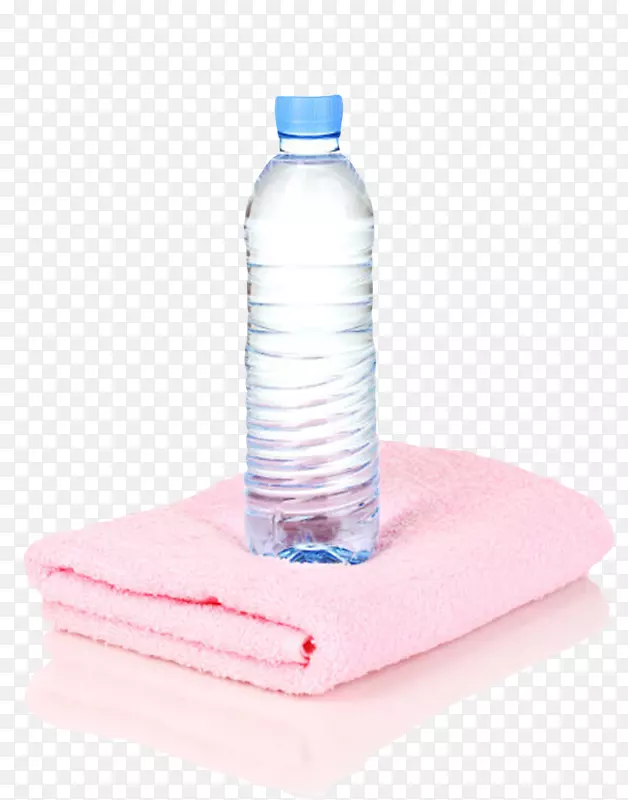 透明解渴在粉红色毛巾上的塑料瓶