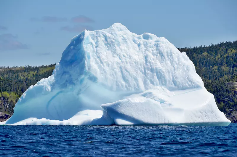 大海上漂浮的巨大冰山