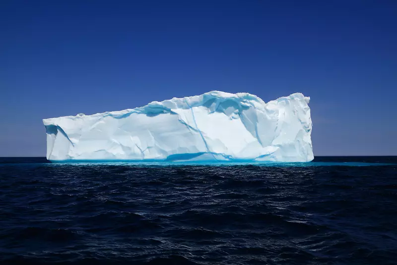大海里漂浮的巨大冰山