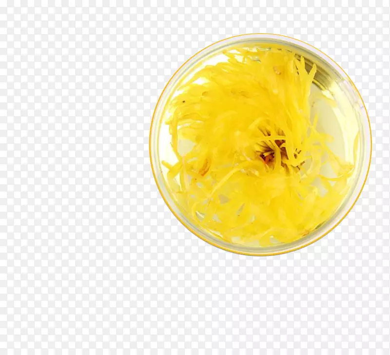 透明玻璃杯里面泡开的黄色金丝菊