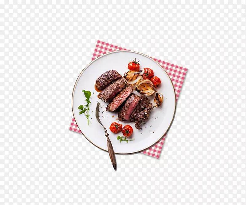 红色餐布和盘子中的牛肉