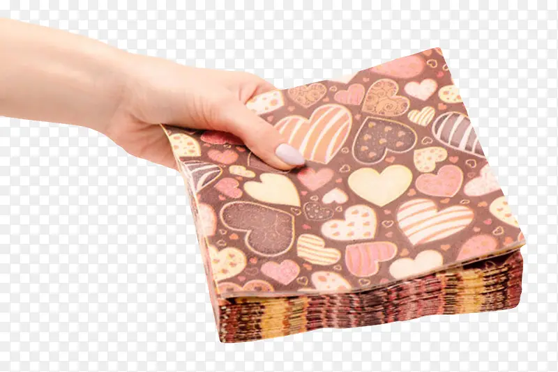 手拿着一叠棕色布满心形的餐巾纸