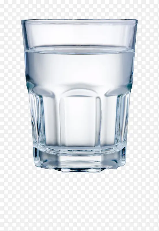 透明解渴杯子里的塑料瓶饮用水实