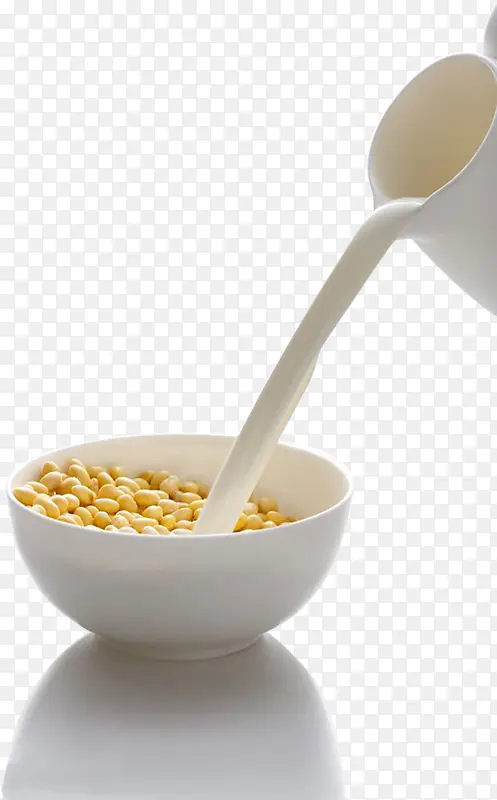 陶瓷杯中的牛奶正在倒入黄豆碗