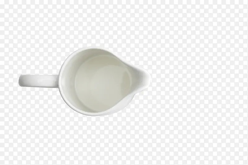 白色瓷杯装营养牛奶