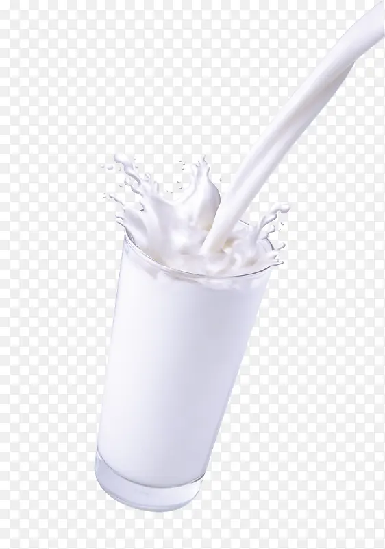 创意往杯子中倒牛奶