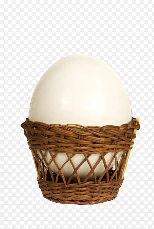 纯白色禽蛋镂空篮子里的食用彩蛋
