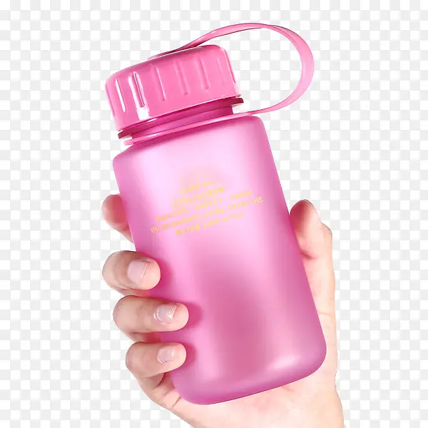 手拿粉色塑料壶
