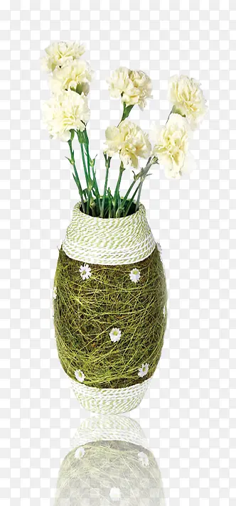 草编花瓶中的白色花朵