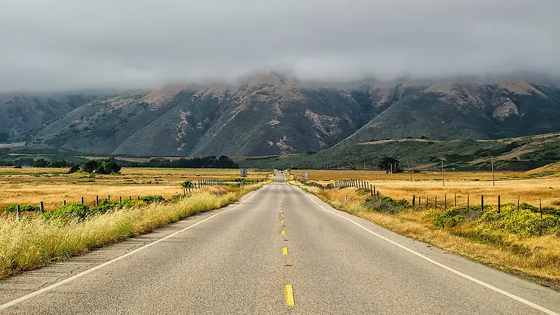 雾山下的田野和公路