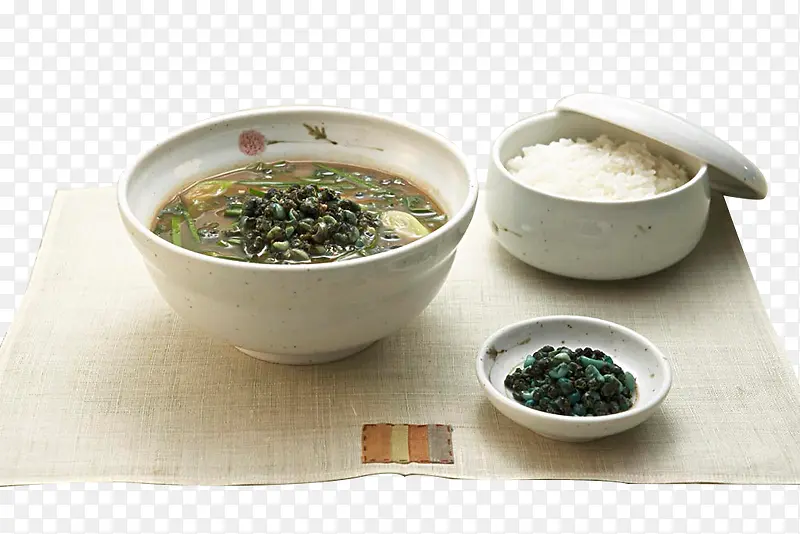 白色大米饭配青菜螺丝汤