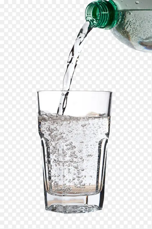 塑料瓶往玻璃杯里添加苏打气泡水