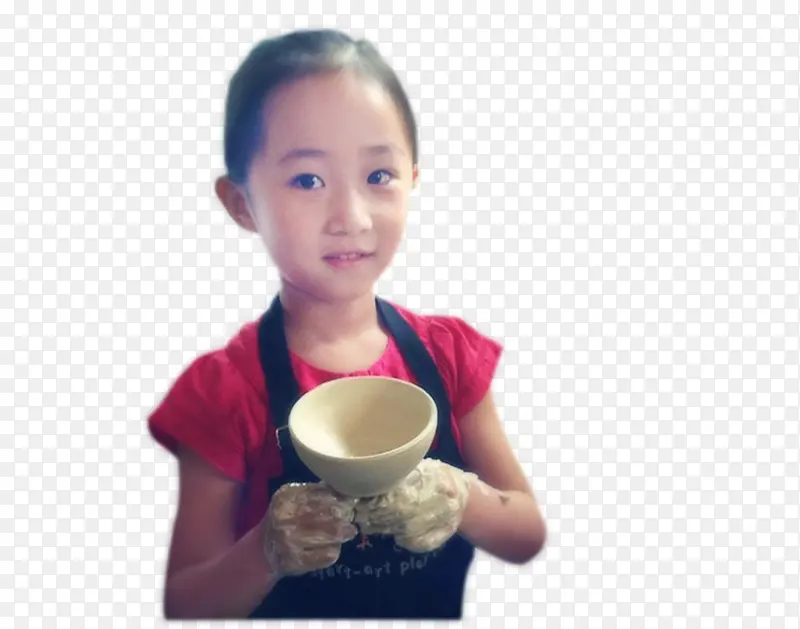 小女孩手中的手工陶瓷碗