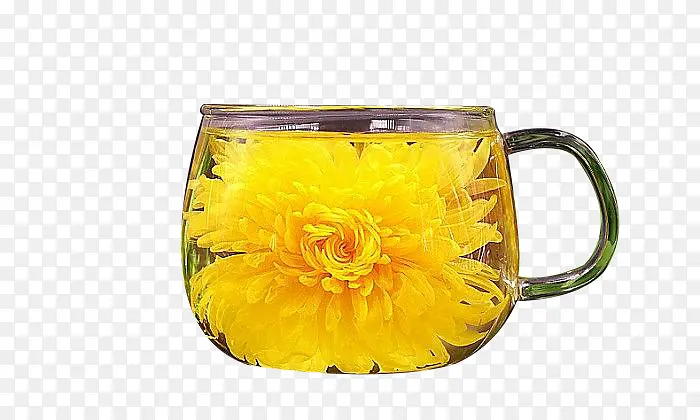 正面的玻璃杯中泡开的黄色金丝菊