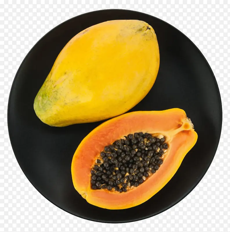 黄色营养在黑色碟子上的熟木瓜实