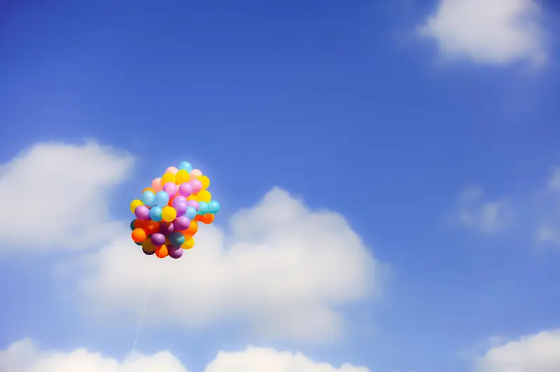 纯净蓝天白云彩色气球