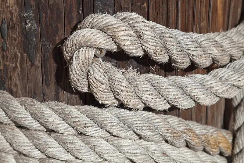 木板上的绳子