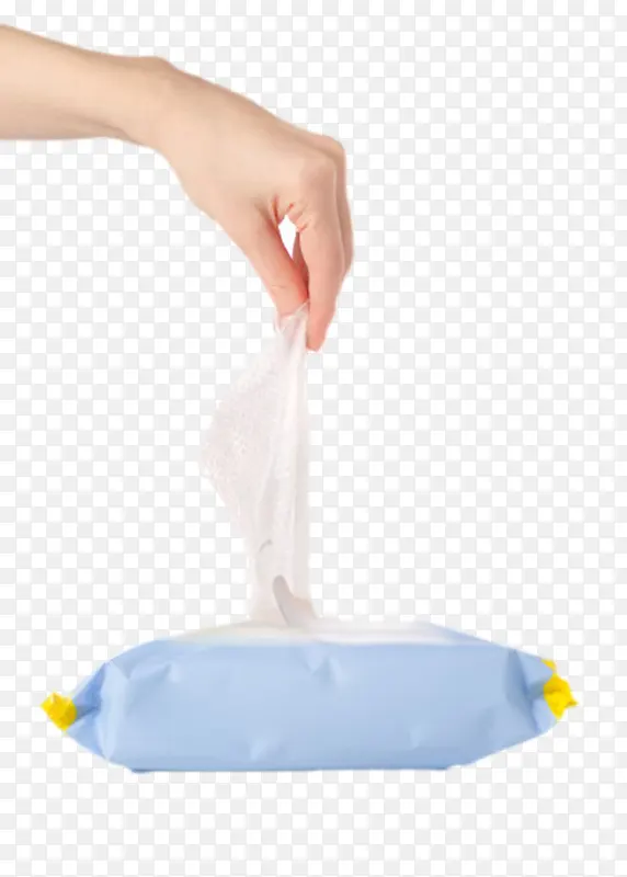 手拿蓝色塑料包装盒里的湿纸巾