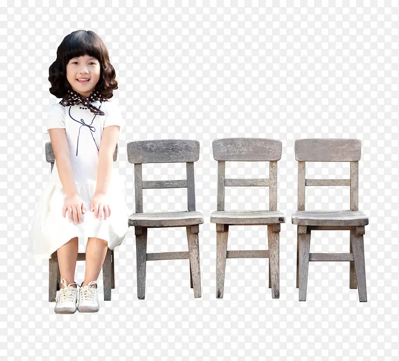 微笑坐在小椅子上的女孩