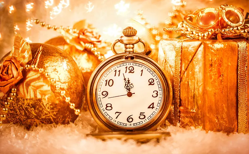 暖色调时钟金色怀表和圣诞球